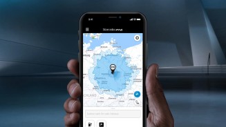 
Ein Smartphone-Display, auf dem die Lademglichkeiten fr elektrische Fahrzeuge im Umkreis von Berlin gezeigt werden.
