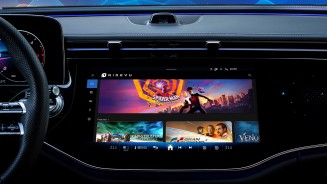 
Das Zentraldisplay eines Mercedes-Benz, auf dem im Streaming-Dienst RIDEVU verfgbare Filme angezeigt werden.
