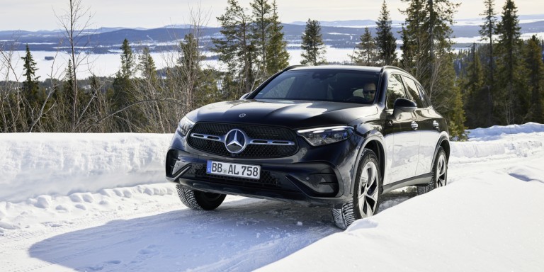 
				Eine Mercedes-Benz SUV fährt durch eine winterliche Landschaft.
				