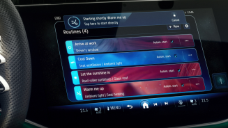 
Nahaufnahme des MBUX Multimediasystems mit Aufwärmfunktion in einem Mercedes-Benz Fahrzeug.
