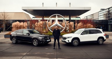 
						  Mercedes-Benz Mitarbeiter Ruzbe Rezai steht vor dem groen Merceds-Benz Stern des Kundencenters Sindelfingen zwischen zwei Fahrzeugen: Links ein GLC in schwarz und rechts ein EQB in polarwei.
						  