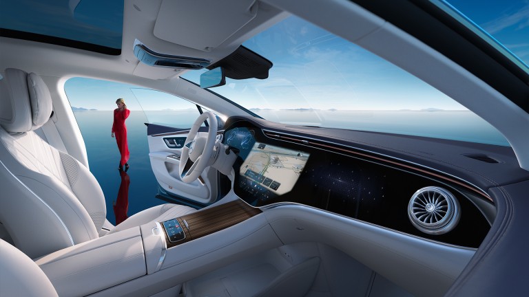 
			Blick vom Beifahrersitz auf den MBUX Hyperscreen, die Mittelkonsole und das Lenkrad einer EQS Limousine, die Fahrertr ist geffnet und eine Frau in Rot gekleidet steht neben dem Fahrzeug.
		