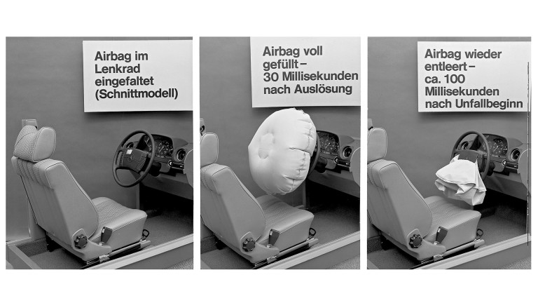 
			Die Schwarz-Wei-Bilder zeigen die drei Schritte der Funktionsweise eines Airbags: Vor der Auslsung ist der Airbag im Lenkrad eingefaltet, im zweiten Bild ist er 30 Millisekunden nach einem Aufprall vollgefllt und im dritten ist er nach ca. 100 Millisekunden wieder entleert.
		