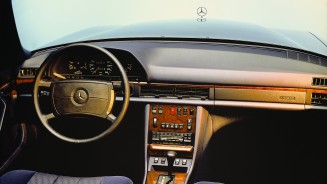
Blick auf das Armaturenbrett einer Mercedes-Benz S-Klasse und den Fahrer- sowie Beifahrer-Airbag, der ber dem Handschuhfach verbaut ist.
