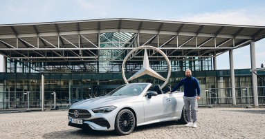 
						  Mercedes-Benz Members Kunde Serhat Balak mit seinem neuen CLE Cabriolet vor dem Mercedes-Benz Kundencenter in Bremen.
						  