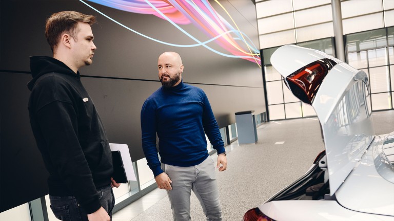 
			Serhat Balak und Mercedes-Benz Mitarbeiter Thomas Jagoda unterhalten sich, whrend sie vor dem geffneten Kofferraum stehen.
		