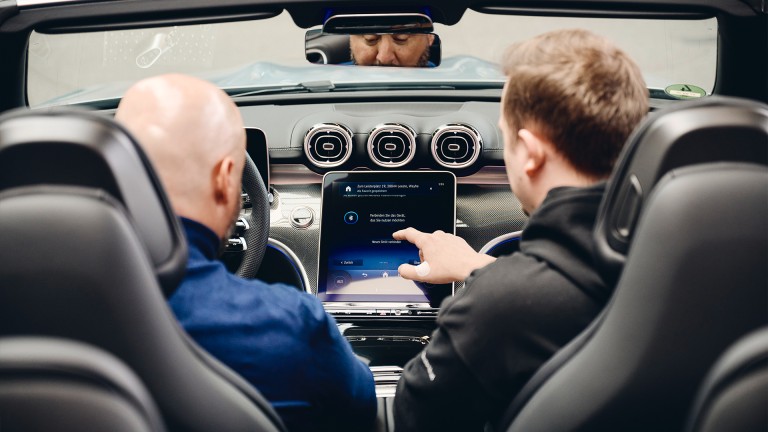 
			Serhat Balak erhlt die Einweisung im Cockpit.
		