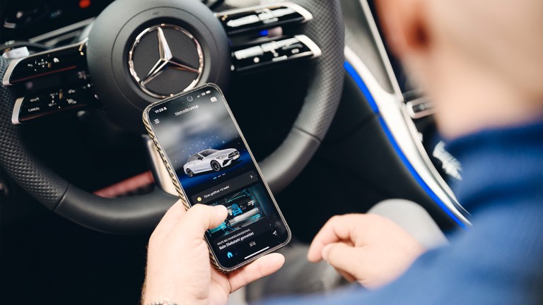 
			Fokus auf das Display von Serhat Balaks Smartphone. Die Mercedes me App ist geffnet.
		