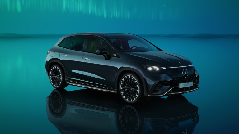 
			Der EQE SUV von links vorne.
		