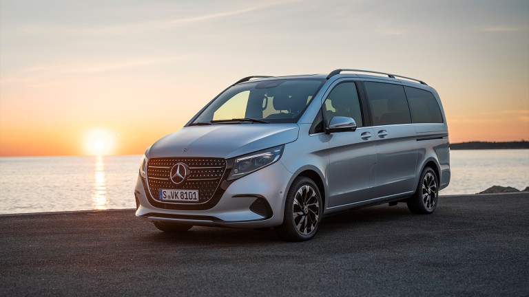 
			Die neue V-Klasse in hightechsilber metallic steht im Sonnenuntergang an einem Gewsser.) 
		