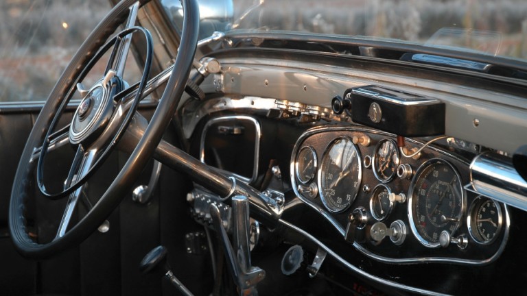 
			Blick vom Beifahrersitz auf das Kombiinstrument und Lenkrad eines Mercedes-Benz Gelndewagens Typ G4 mit steckendem Zndschlssel.
		