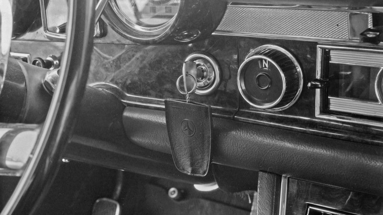 
			Schwarz-Wei-Nahaufnahme des Zndschlssels eines Mercedes-Benz 600, an dem eine Schlsseltasche aus Leder hngt, auf der ein Mercedes-Benz Stern zu sehen ist.
		