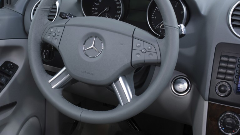 
			Blick auf den Start-Stopp-Knopf einer Mercedes-Benz M-Klasse Baureihe 164 von 2005 bis 2008, der rechts unter dem Lenkrad verbaut war.
		