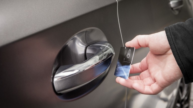 
			Eine Person hlt eine Karte mit einem NFC-Sticker fr den digitalen Fahrzeugschlssel an den Trgriff eines Mercedes-Benz Fahrzeugs, um dieses zu ffnen.
		
