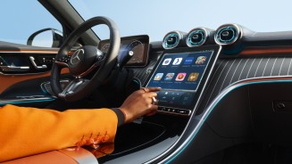 
Nahaufnahme des Displays, ein Finger schwebt ber die angezeigten Apps.
