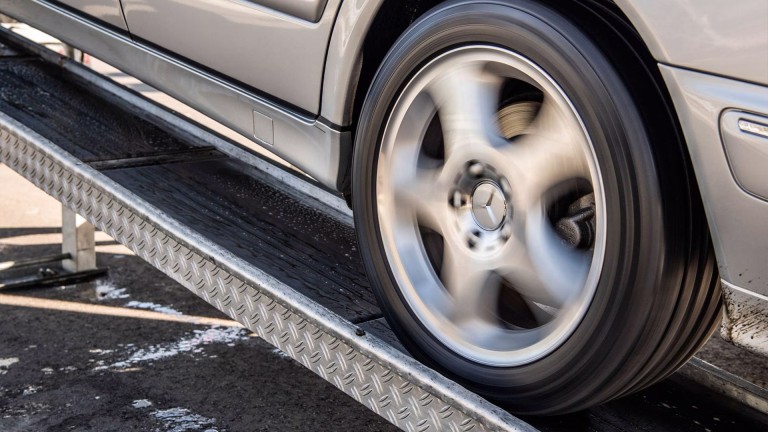 
			Nahaufnahme des Hinterrads eines Mercedes-Benz Fahrzeugs, das auf einer Metallschiene mit Steigung nach oben fhrt, whrend sich das Rad dreht.
		