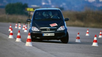 
Eine A-Klasse Baureihe 168 aus dem Jahr 1997 bei einem Fahrwerks- und Ausweichmanvertest. Das Fahrzeug fhrt entlang einer Gasse aus Pylonen.
