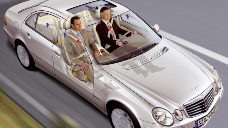 
			Abbildung der Funktionsweisen des Insassenschutzsystems PRE-SAFE in einem Mercedes-Benz: Mit kleinen Pfeilen ist zu erkennen, dass bei drohender Unfallgefahr die Sitzgurte gestrafft, die Scheiben geschlossen und der Memory-Beifahrersitz in eine geeignete Position gebracht werden.
		