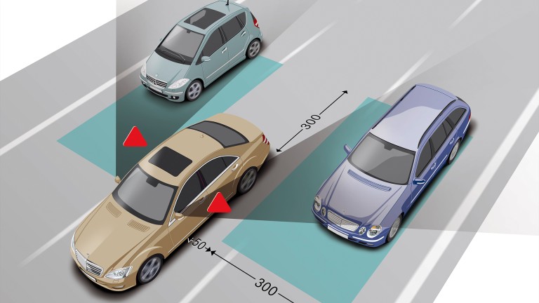 
			Auf einer Grafik fahren drei Fahrzeuge auf jeweils einer eigenen Fahrbahn. Der tote Winkel hinter dem vorausfahrenden Fahrzeug ist farblich markiert.
		