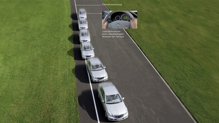 
			Mehrere Sequenzaufnahmen eines Mercedes-Benz Fahrzeugs auf einem Bild demonstrieren, wie der Wagen die Fahrspur erst verlsst und dann wieder einhlt. Auf einem eingefgten Bild oben rechts halten zwei Hnde das Lenkrad.
		