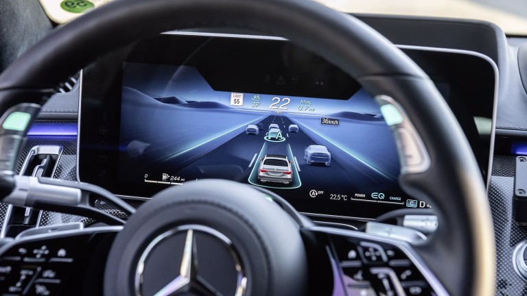 
			Nahaufnahme des Fahrerdisplays in einem Mercedes-Benz Fahrzeug, auf dem das eigene Fahrzeug und die unmittelbare Umgebung ber den DRIVE PILOT abgebildet sind.
		