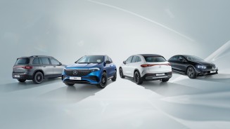 
Der EQB, der EQA, der EQE SUV und der EQE (v.l.n.r.) stehen nebeneinander. Vom EQB und dem EQE SUV sind das Heck zu sehen, vom EQA und vom EQE die Front.

