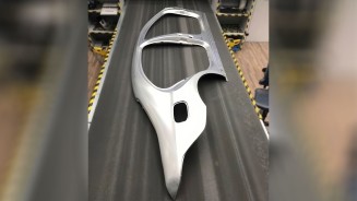 
Ein Bauteil aus recycelten Materialien liegt auf dem Flieband.
