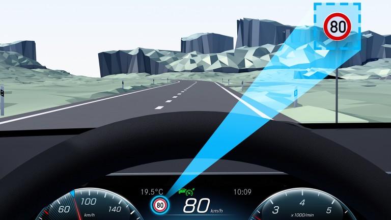 
			Grafik zur Veranschaulichung des Verkehrszeichen-Assistenten: Am unteren Bildrand ist das Fahrerdisplay hinter dem Lenkrad zu sehen, auf dem die Geschwindigkeit und -begrenzung mit 80 km/h angezeigt wird, entsprechend dem vom System registrierten Verkehrsschild, das sich im oberen Bildrand auf der rechten Fahrbahnseite befindet. Die Verbindung zwischen Schild und dem Fahrerdisplay ist mit einem blauen Streifen hervorgehoben.
		