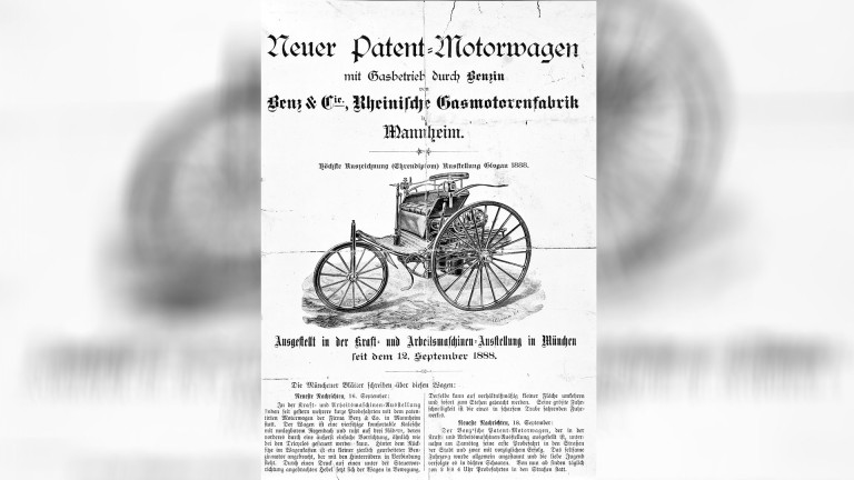 
			Eine Schwarz-Wei-Anzeige aus dem Jahr 1888, mit Werbetext und einer Zeichnung des Benz Patent-Motorwagen Modell 3.
		