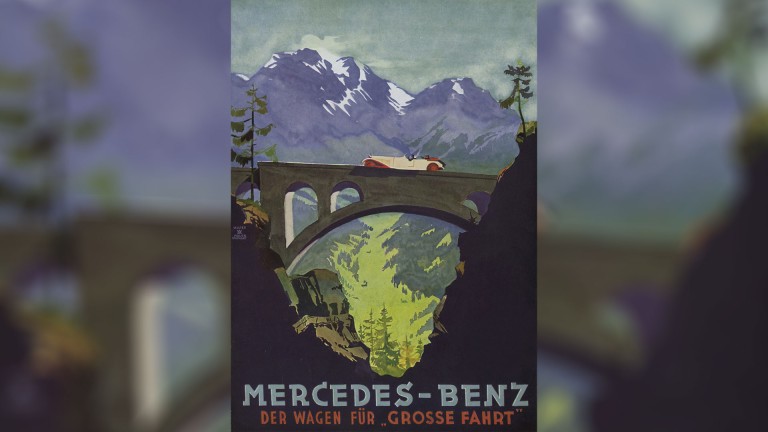 
			Eine gemalte Werbeanzeige von Mercedes-Benz, auf der ein Typ S der Baureihe W06 ber ein Viadukt fhrt, im Hintergrund ist eine Berg- und Waldlandschaft zu sehen, am unteren Bildrand der Markenname mit Slogan „Der Wagen fr ‚groe Fahrt‘“.
		