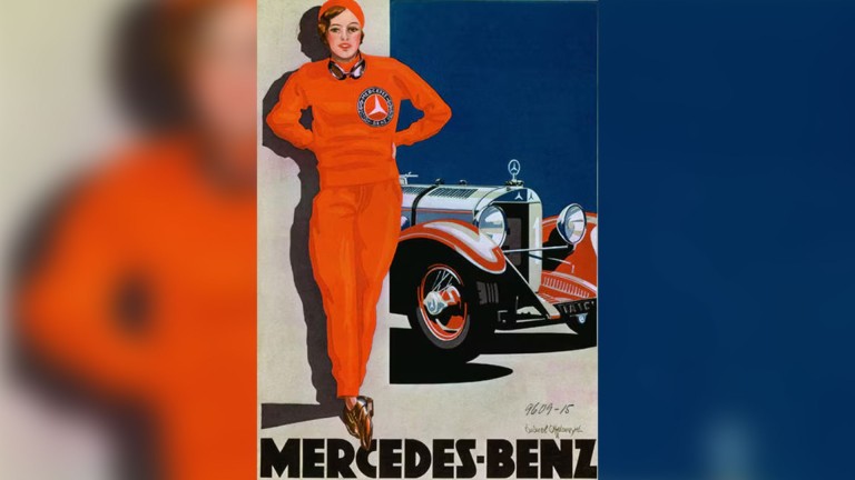 
			Eine Mercedes-Benz Werbeanzeige aus dem Jahr 1928, auf der eine Frau in roter Rennfahrerinnenkluft an einer Wand lehnt, rechts daneben steht ein Mercedes-Benz Typ S.
		