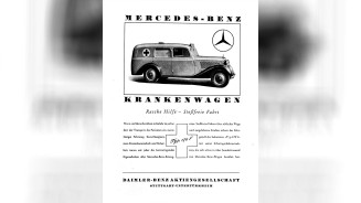 
Eine Schwarz-Wei-Werbeanzeige von Mercedes-Benz von 1945, auf dem ein Typ 170 V als Krankenwagen abgebildet ist, inklusive Slogan „Rasche Hilfe – Stofreie Fahrt“ und Werbetext darunter.
