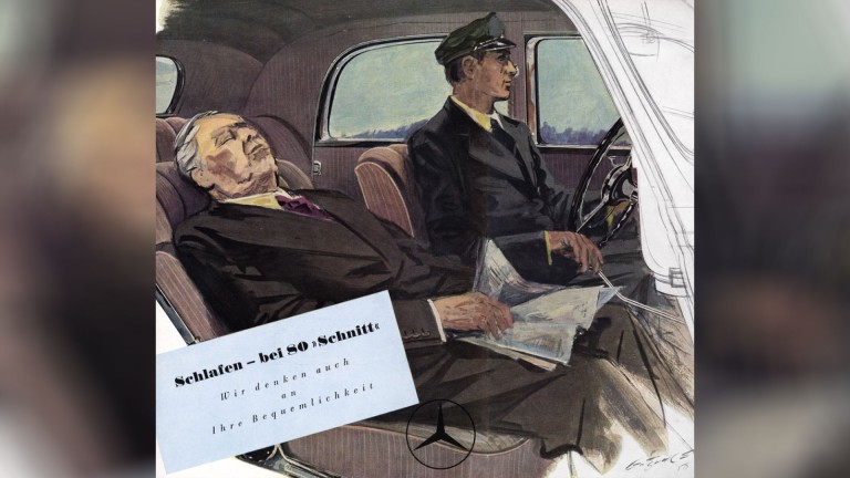 
			Eine gemalte Werbeanzeige von Mercedes-Benz, auf der sich ein Mann mit geschlossenen Augen auf dem Beifahrersitz zurcklehnt, whrend ihn ein Chauffeur fhrt. Unten links steht „Schlafen – bei 80 ‚Schnitt‘ Wir denken auch an Ihre Bequemlichkeit“.
		