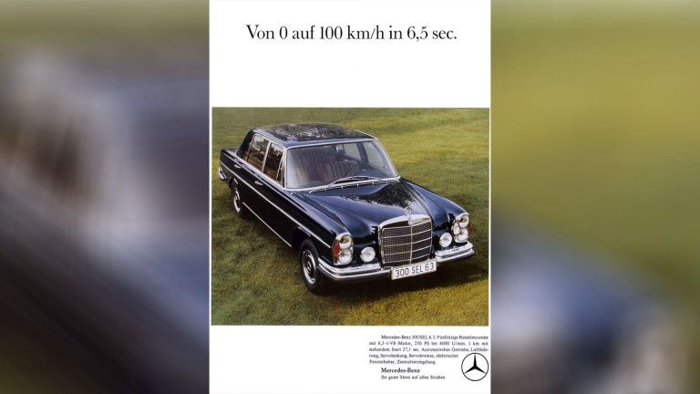 
			Eine Werbeanzeige aus dem Jahr 1968, auf der ein Mercedes-Benz Typ 300 SEL 6.3 auf einer grnen Wiese steht. ber dem Fahrzeug steht „Von 0 auf 100 km/h in 6,5 sec.“
		