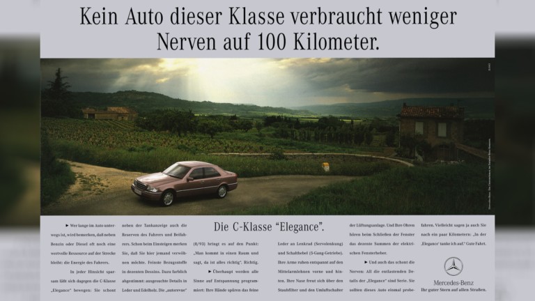 
			Eine Werbeanzeige fr die C-Klasse „Elegance“ aus 1993, auf der oben der Slogan „Kein Auto dieser Klasse verbraucht weniger Nerven auf 100 Kilometer“ steht, unten ein Begleittext und in der Mitte ist eine C-Klasse Limousine zu sehen, die in einer lndlichen Umgebung an einem Weinbaugebiet steht.
		