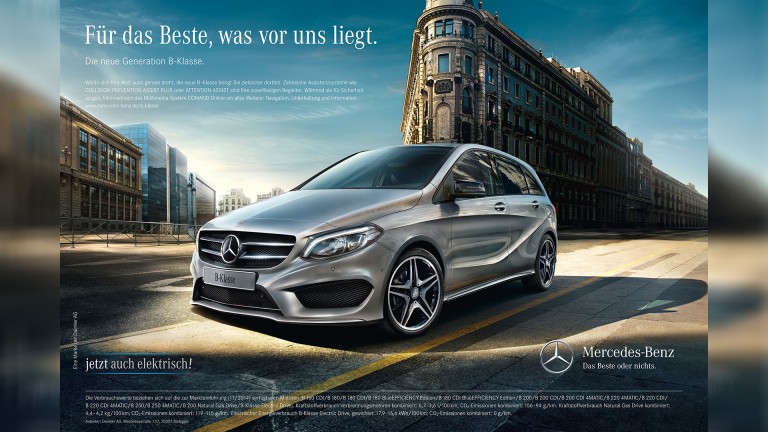 
			Eine Werbeanzeige von 2014, auf der eine Mercedes-Benz B-Klasse der zweiten Generation vor einem urbanen Hintergrund auf einer Strae entlangfhrt. Oben links ist der Slogan „Fr das Beste, was vor uns liegt“ zu lesen.
		