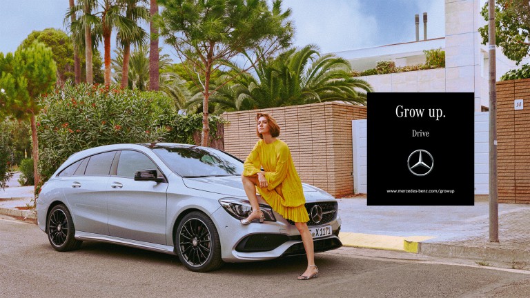 
			Auf einer Mercedes-Benz Anzeige fr die Kompaktwagen-Kampagne „Grow up“ ist eine Frau in gelbem Kleid zu sehen, die an ihrem Mercedes-Benz Fahrzeug lehnt.
		