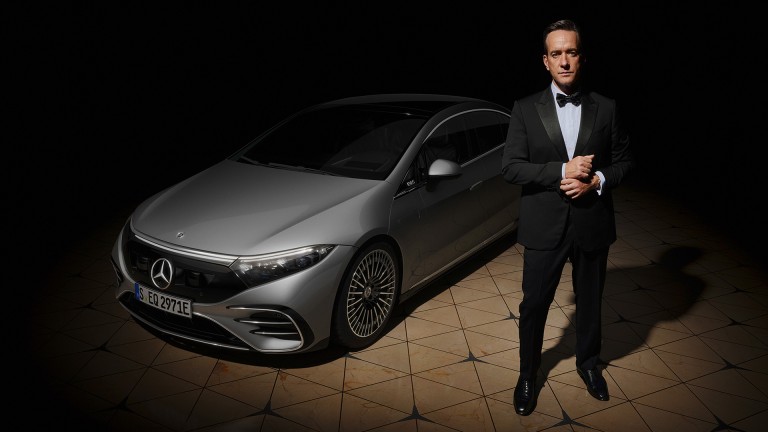 
			Auf diesem Bild fr die Werbekampagne „Lead in Intelligence“ steht der britische Schauspieler Matthew Macfadyen im James Bond Smoking neben einem grauen Mercedes-Benz EQE.
		