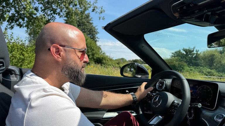 
			Nahaufnahme von links: Serhat Balak am Steuer seines CLE Cabriolets.
		