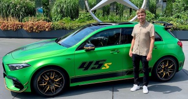 
						  Mercedes-Benz Members Mitarbeiter Roy Helsper neben seinem Mercedes-AMG in der Lackierung AMG green hell magno.
						  