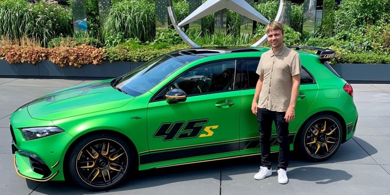 
				Mercedes-Benz Members Mitarbeiter Roy Helsper neben seinem Mercedes-AMG in der Lackierung AMG green hell magno.
				