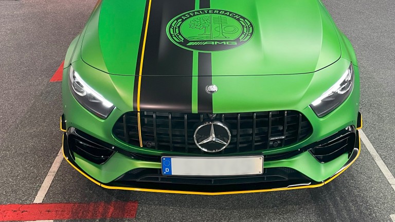 
			Der Mercedes-AMG A 45 S in der Lackierung AMG green hell magno aus der Frontansicht mit Blick auf das Affalterbach-Logo auf der Motorhaube.
		