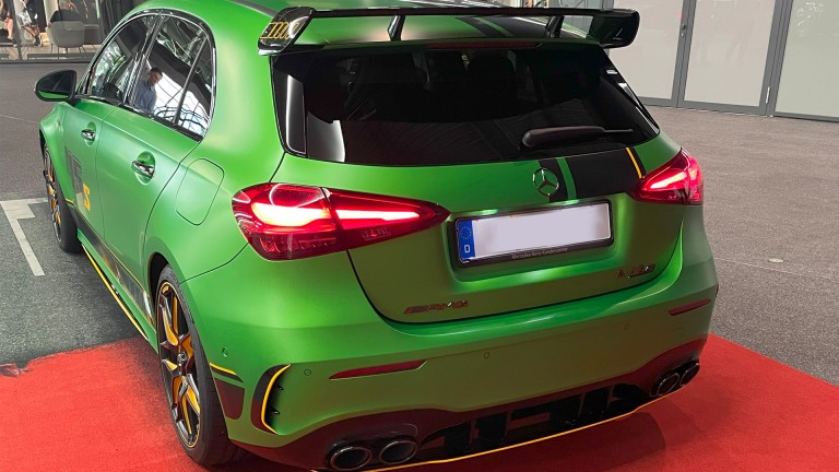 
			Der Mercedes-AMG A 45 S in der Lackierung AMG green hell magno mit Blick von schrg hinten auf das Heck.
		