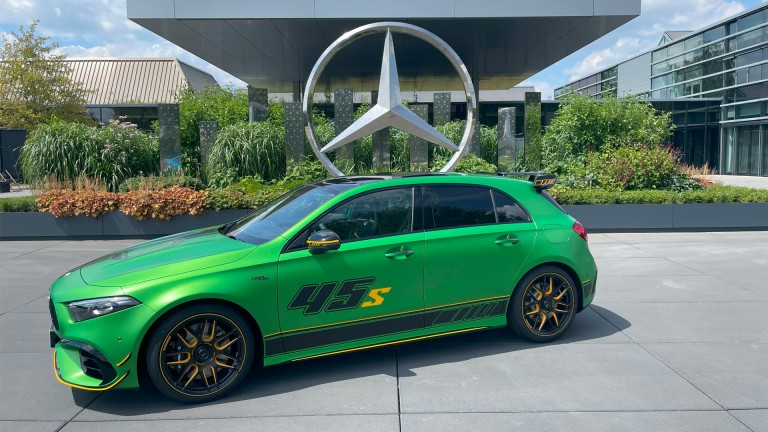 
			Der Mercedes-AMG A 45 S 4MATIC+ in der Seitenansicht vor dem groen Mercedes-Stern des Mercedes-Benz Kundencenters in Sindelfingen.
		