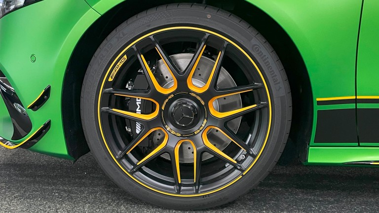 
			Nahaufnahme der AMG-typischen Schmiederder im Kreuzspeichen-Design.
		
