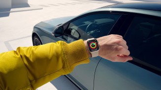 
Ein ausgestreckter Arm mit Smartwatch neben einem Mercedes-Benz.
