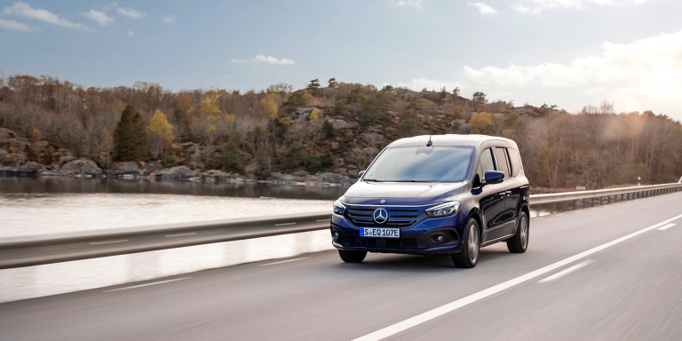 
				Der EQT in cavansite blue metallic fhrt auf einer Strae am Meer, im Hintergrund ist die felsige Kste mit herbstlicher Vegetation zu sehen.
				