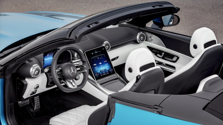 
			Der Mercedes-AMG SL 43 Roadster in Hyperblau metallic, offenes Verdeck, Blick in den Innenraum mit Leder Nappa Style kristallwei.
		
