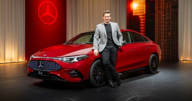 
						  Produktmanager Timo Kallenbach vor dem neuen Mercedes-Benz CLA.
						  