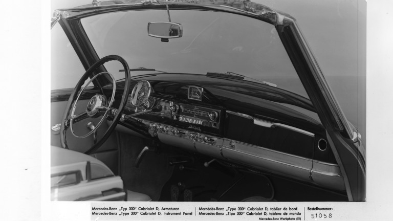 
			Schwarz/Wei-Aufnahme des Innenraums eines Mercedes-Benz 300 Cabriolets.
		